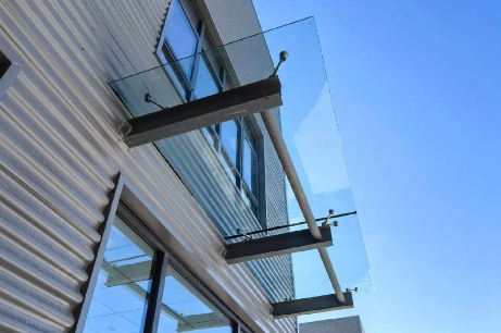 西宁为什么要给钢结构雨棚打孔！